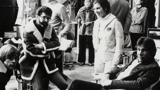 Carrie Fisher junto a Harrison Ford y George Lucas en un momento del rodaje Carrie Fisher junto a Harrison Ford y George Lucas en un momento del rodaje
