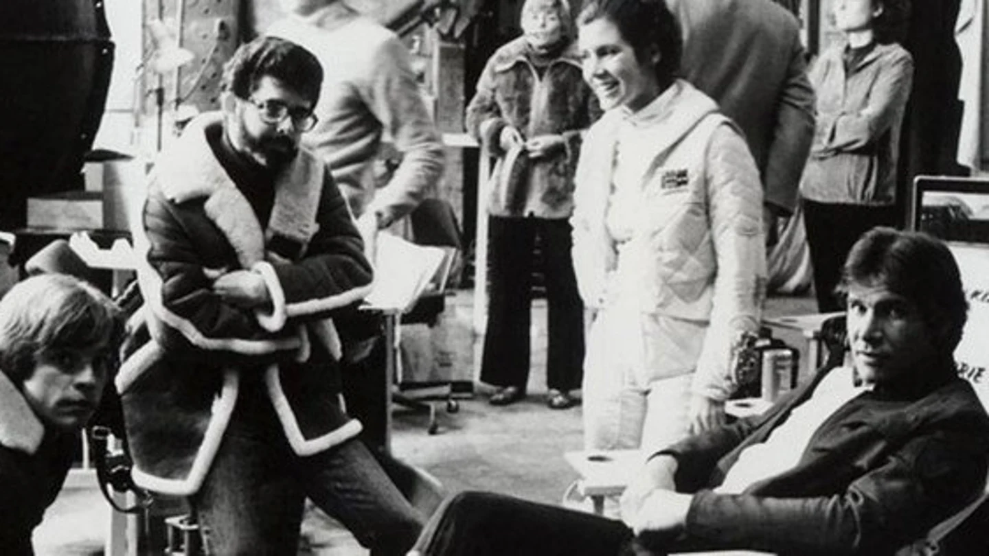 Carrie Fisher junto a Harrison Ford y George Lucas en un momento del rodaje Carrie Fisher junto a Harrison Ford y George Lucas en un momento del rodaje