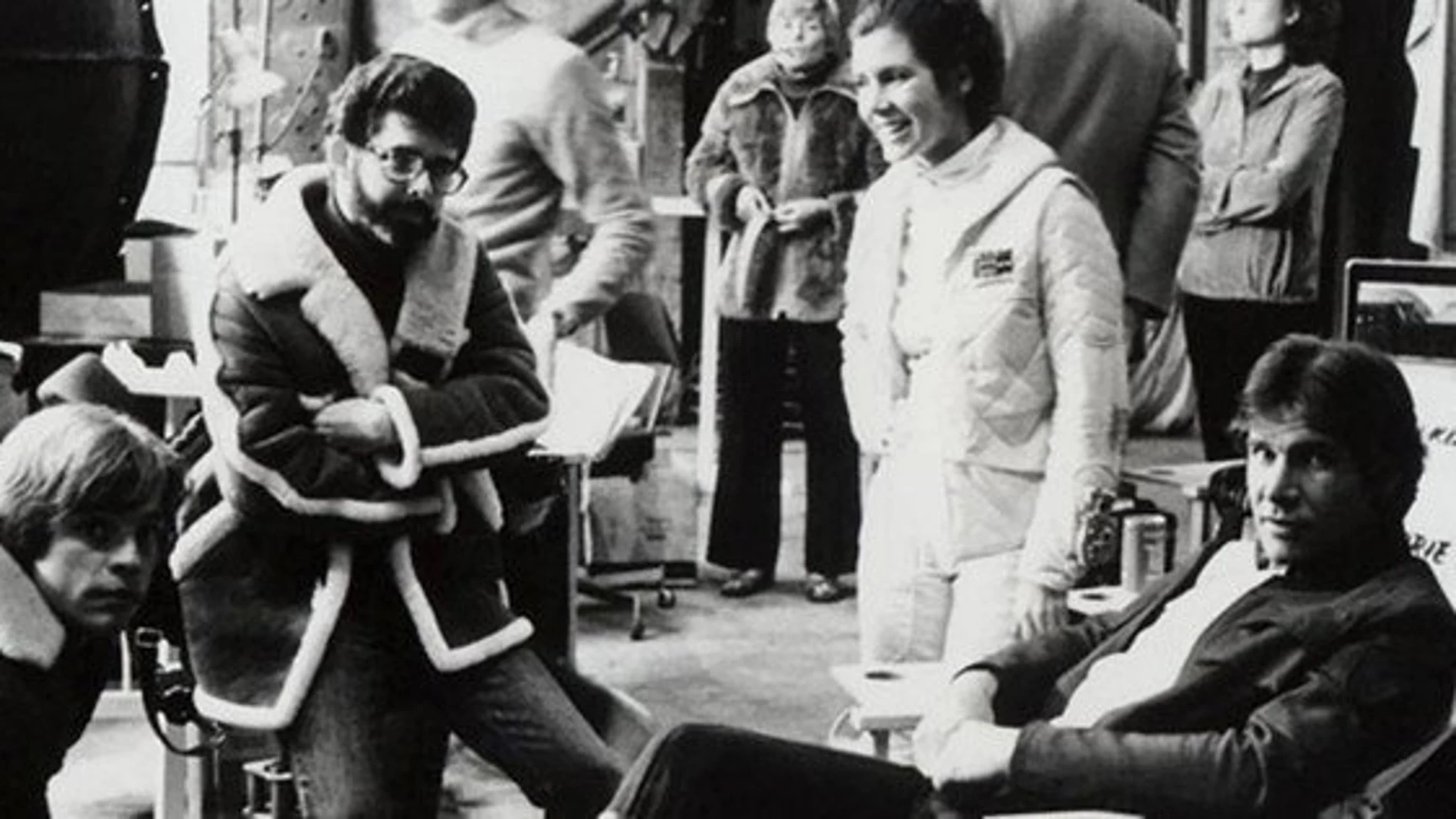 Carrie Fisher junto a Harrison Ford y George Lucas en un momento del rodaje