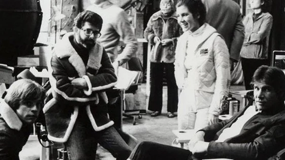 Carrie Fisher junto a Harrison Ford y George Lucas en un momento del rodaje