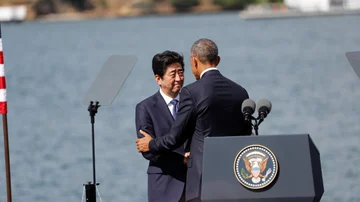 El presidente estadounidense, Barack Obama (d), y el primer ministro japonés, Shinzo Abe (i), durante una rueda de prensa tras visitar hoy, 27 de diciembre de 2016, el USS Arizona Memorial en Pearl Harbor (Hawai) 