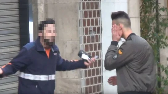 Momento posterior a la sonora bofetada a MrGranBomba Caranchoa