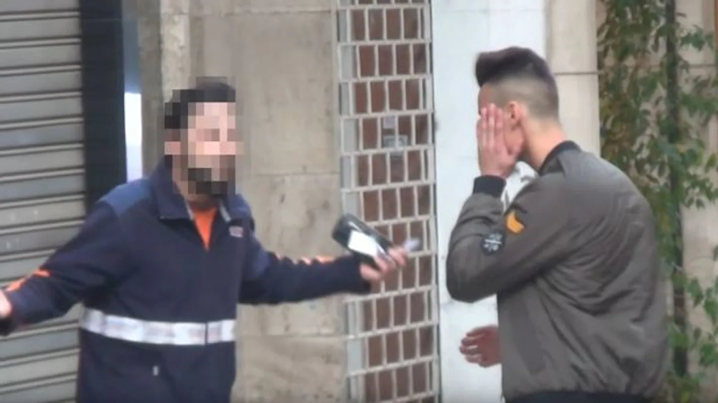Momento posterior a la sonora bofetada a MrGranBomba Caranchoa