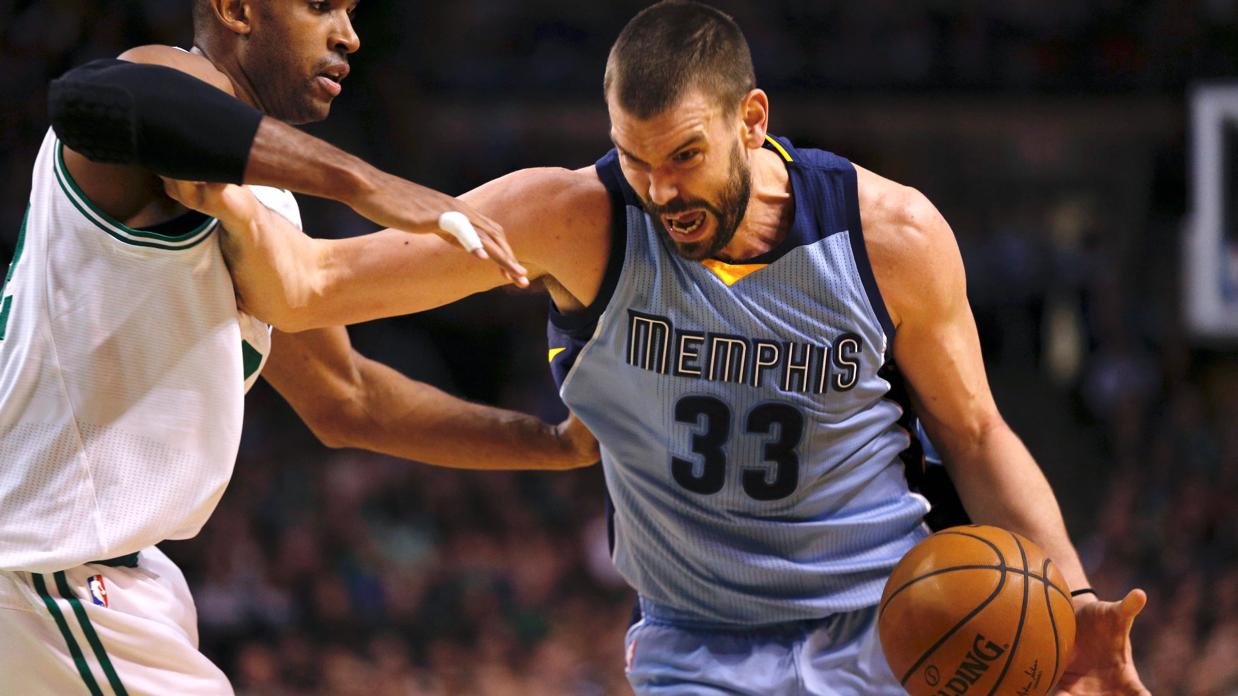 Marc Gasol intenta entrar a canasta ante Al Horford