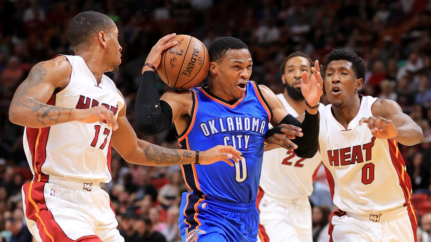 Russell Westbrook intenta avanzar ante la defensa de los Heat Russell Westbrook intenta avanzar ante la defensa de los Heat