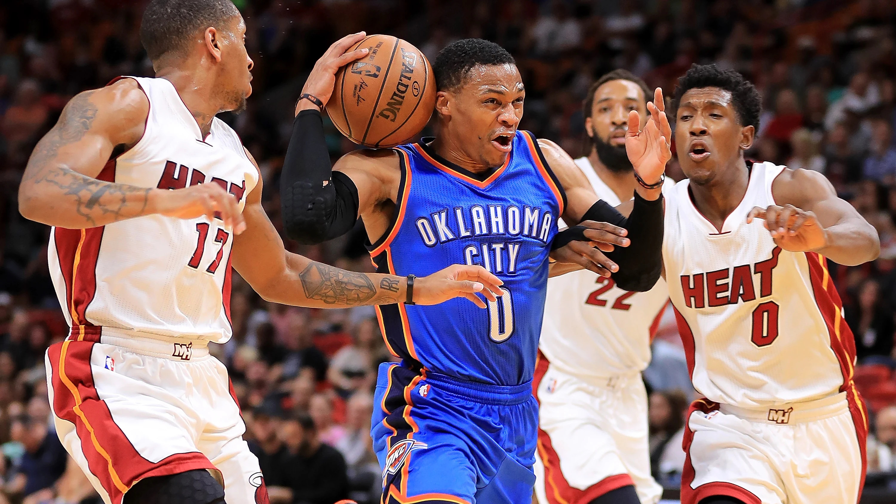 Russell Westbrook intenta avanzar ante la defensa de los Heat