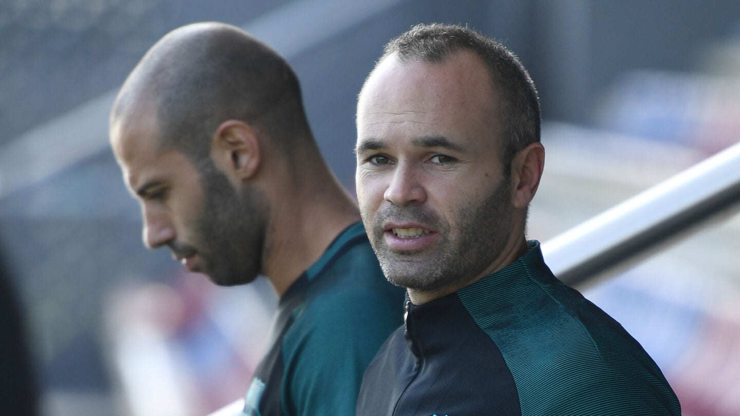 Andr&eacute;s Iniesta, antes de un entrenamiento del Barcelona