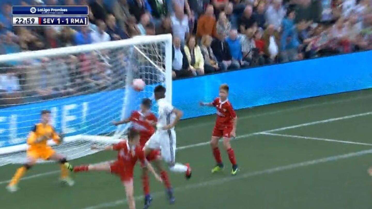&Aacute;lex S&aacute;nchez marca de cabeza al m&aacute;s puro estilo Ramos