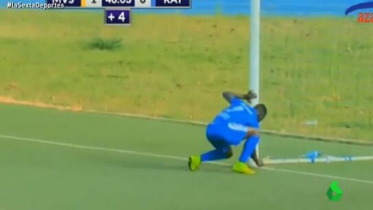 Un jugador deja un amuleto junto al poste en la Liga de Ruanda