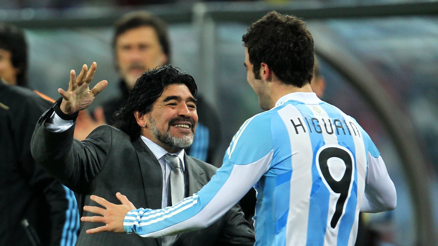 Maradona abraza a Higuaín durante un partido con Argentina Maradona abraza a Higuaín durante un partido con Argentina
