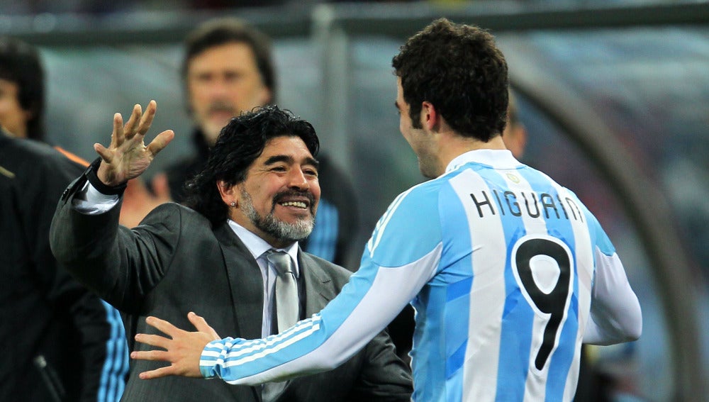 Maradona abraza a Higuaín durante un partido con Argentina