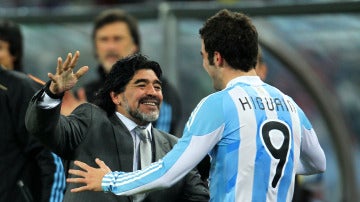 Maradona abraza a Higuaín durante un partido con Argentina