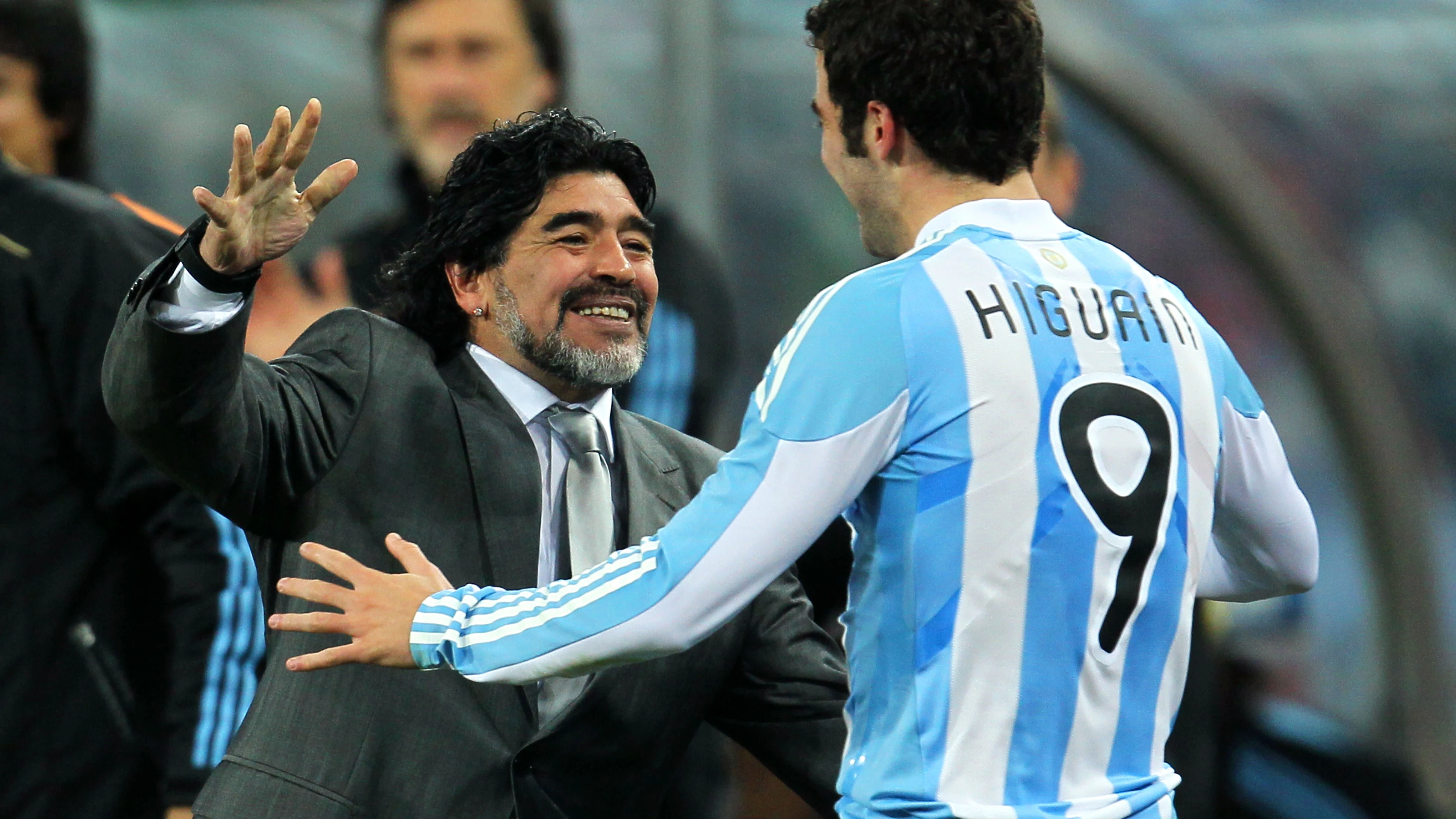 Maradona abraza a Higuaín durante un partido con Argentina