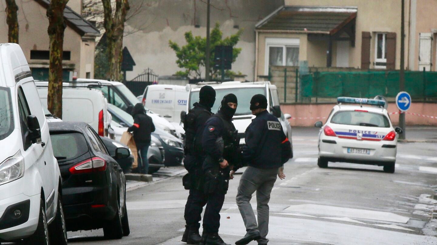 Imagen de archivo de agentes de Polic&iacute;a en la localidad perif&eacute;rica de Argenteuil, Par&iacute;s, Francia