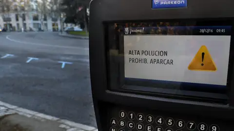 Un parquímetro de Madrid anuncia la prohibición de aparcar Un parquímetro de Madrid anuncia la prohibición de aparcar