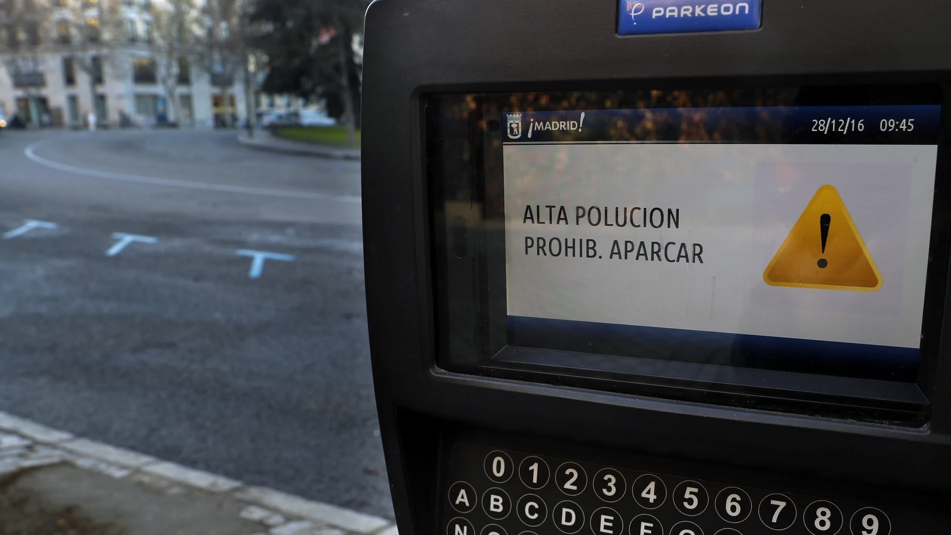 Un parquímetro de Madrid anuncia la prohibición de aparcar
