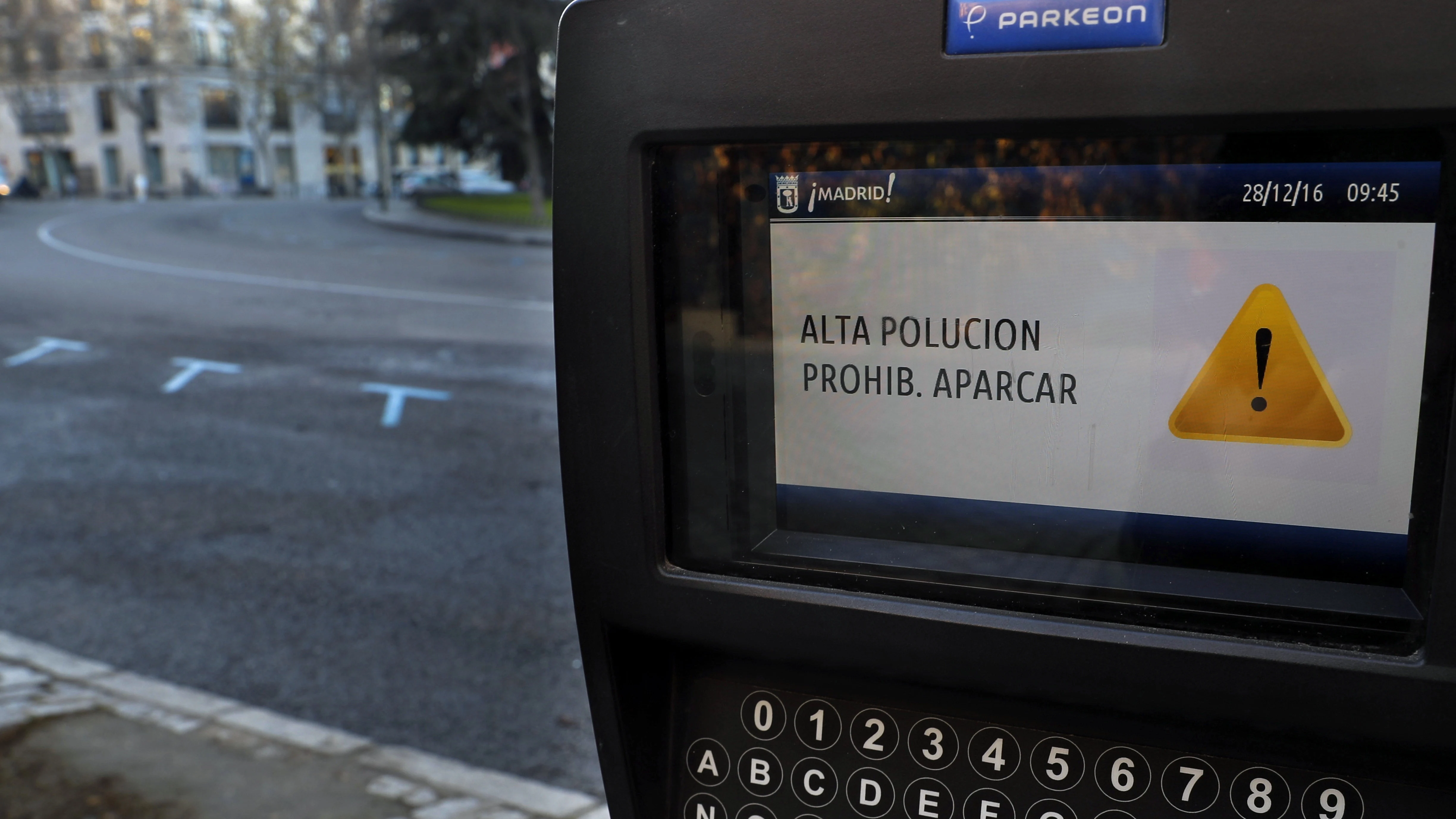 Un parquímetro de Madrid anuncia la prohibición de aparcar