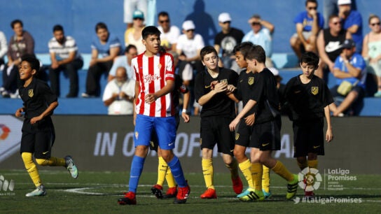 Los jugadores del Atl&eacute;tico de Madrid celebran su victoria ante el Sporting en LaLiga Promises