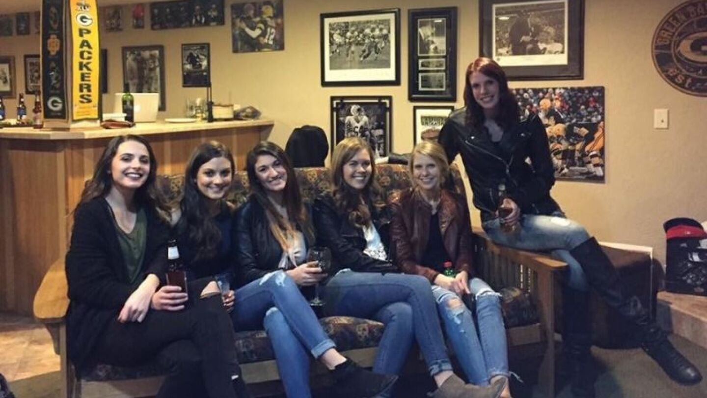 La imagen de seis chicas con cinco pares de piernas que se ha vuelto viral