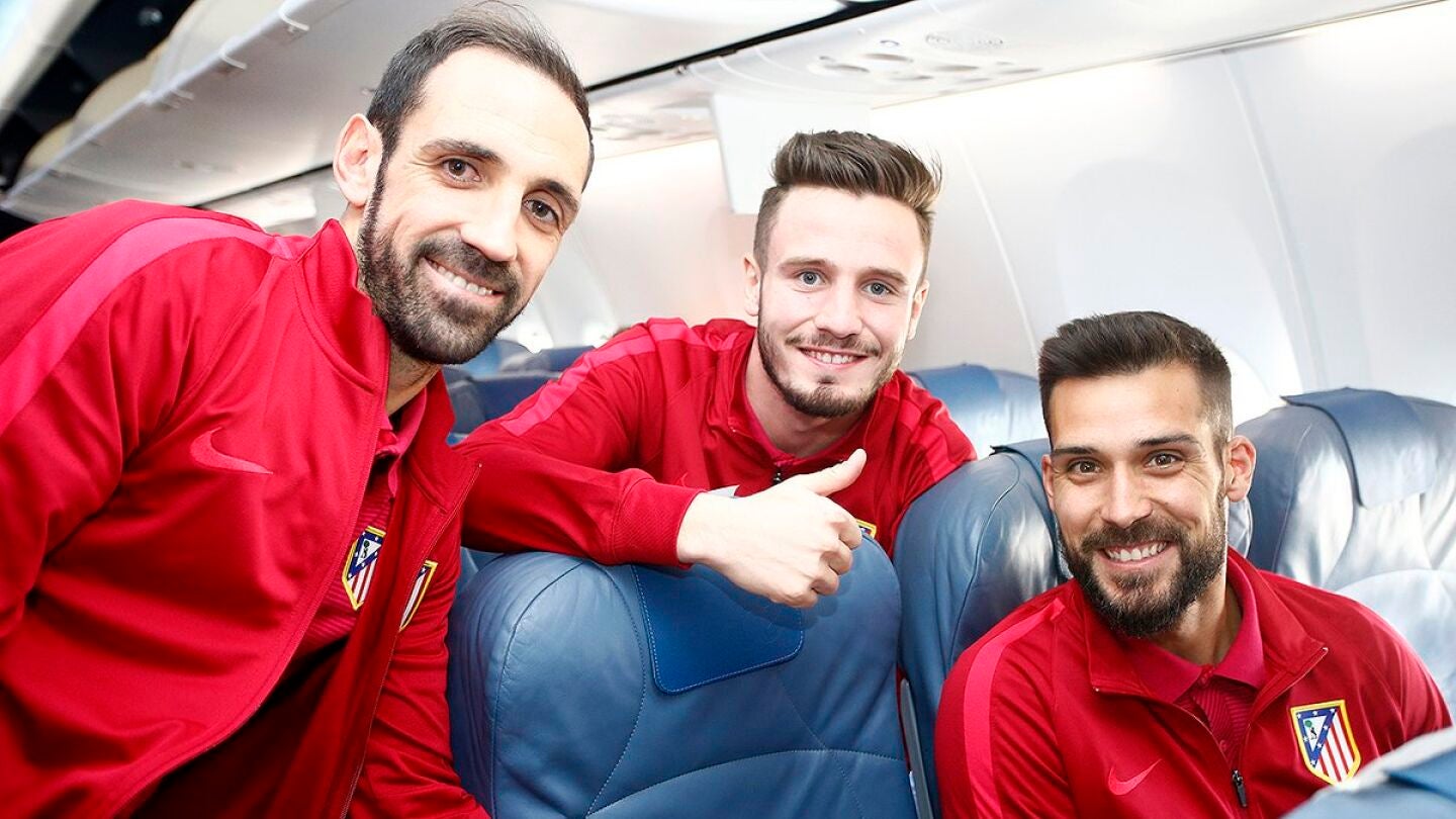 Juanfran, Sa&uacute;l y Moy&aacute;, en el avi&oacute;n