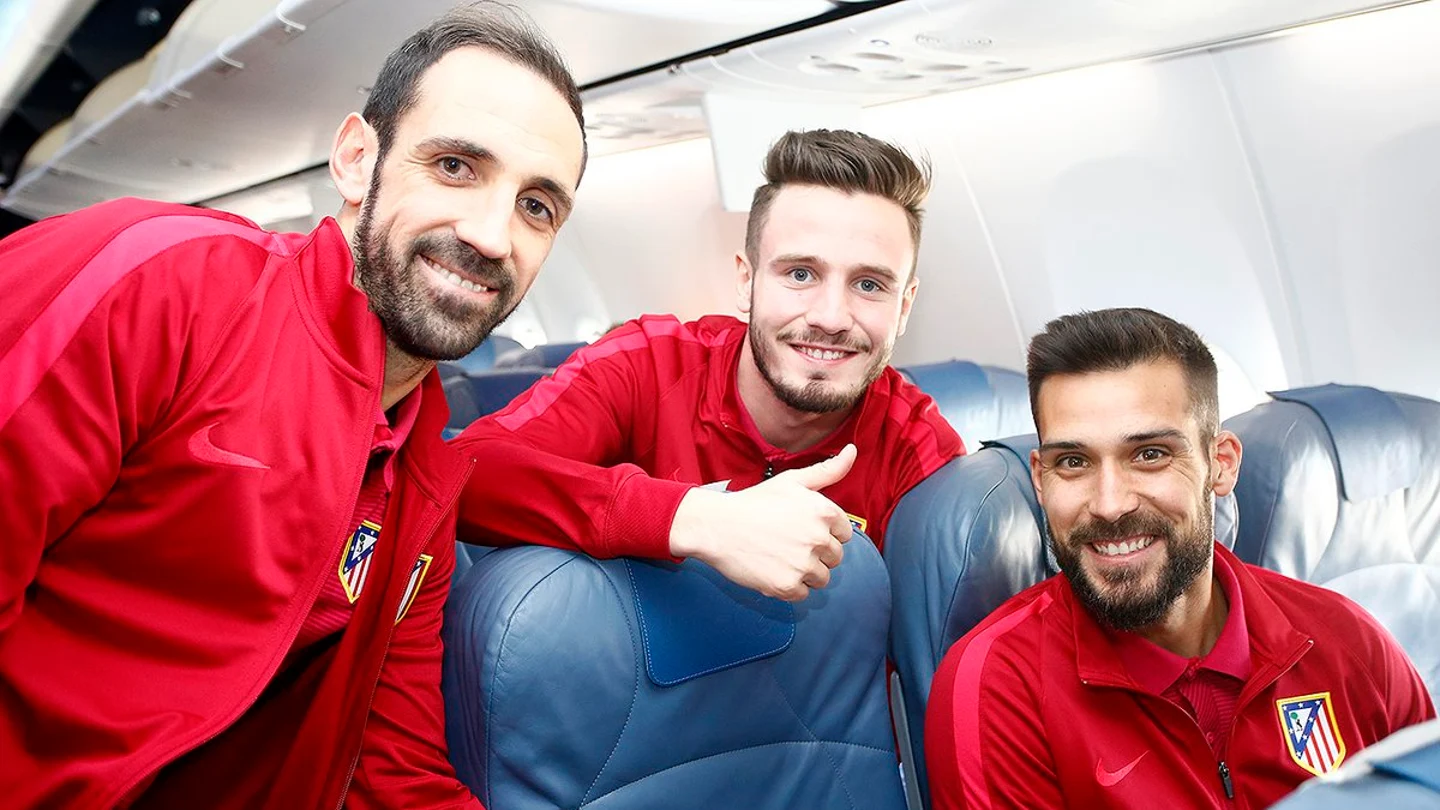 Juanfran, Saúl y Moyá, en el avión Juanfran, Saúl y Moyá, en el avión