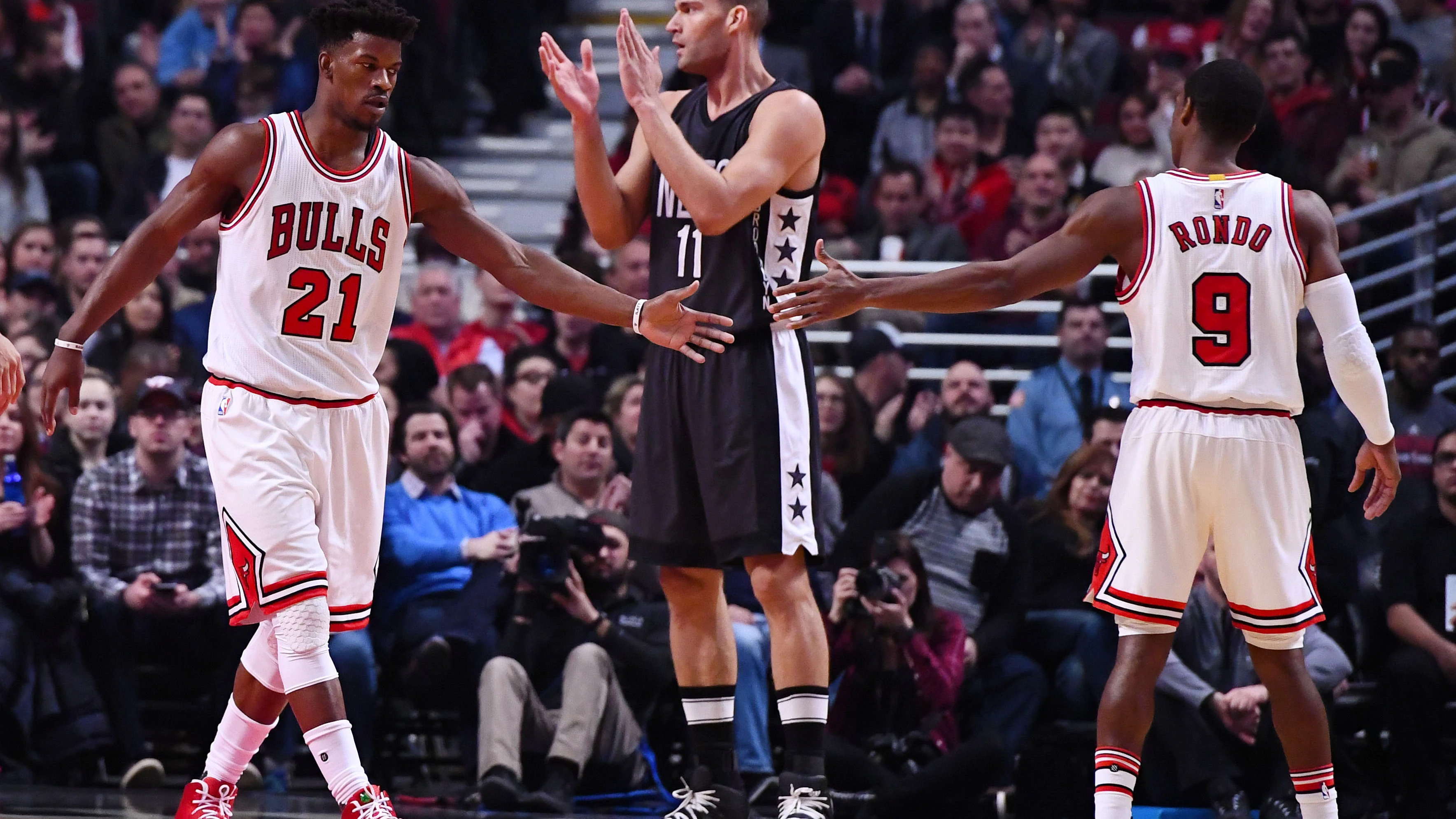 Jimmy Butler choca su mano con Rajon Rondo