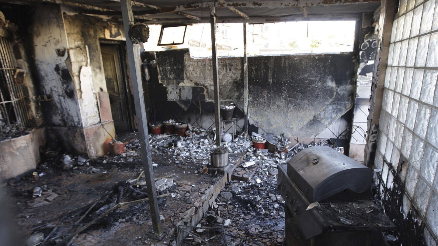 Im&aacute;genes del interior de la vivienda incendiada en Jerez