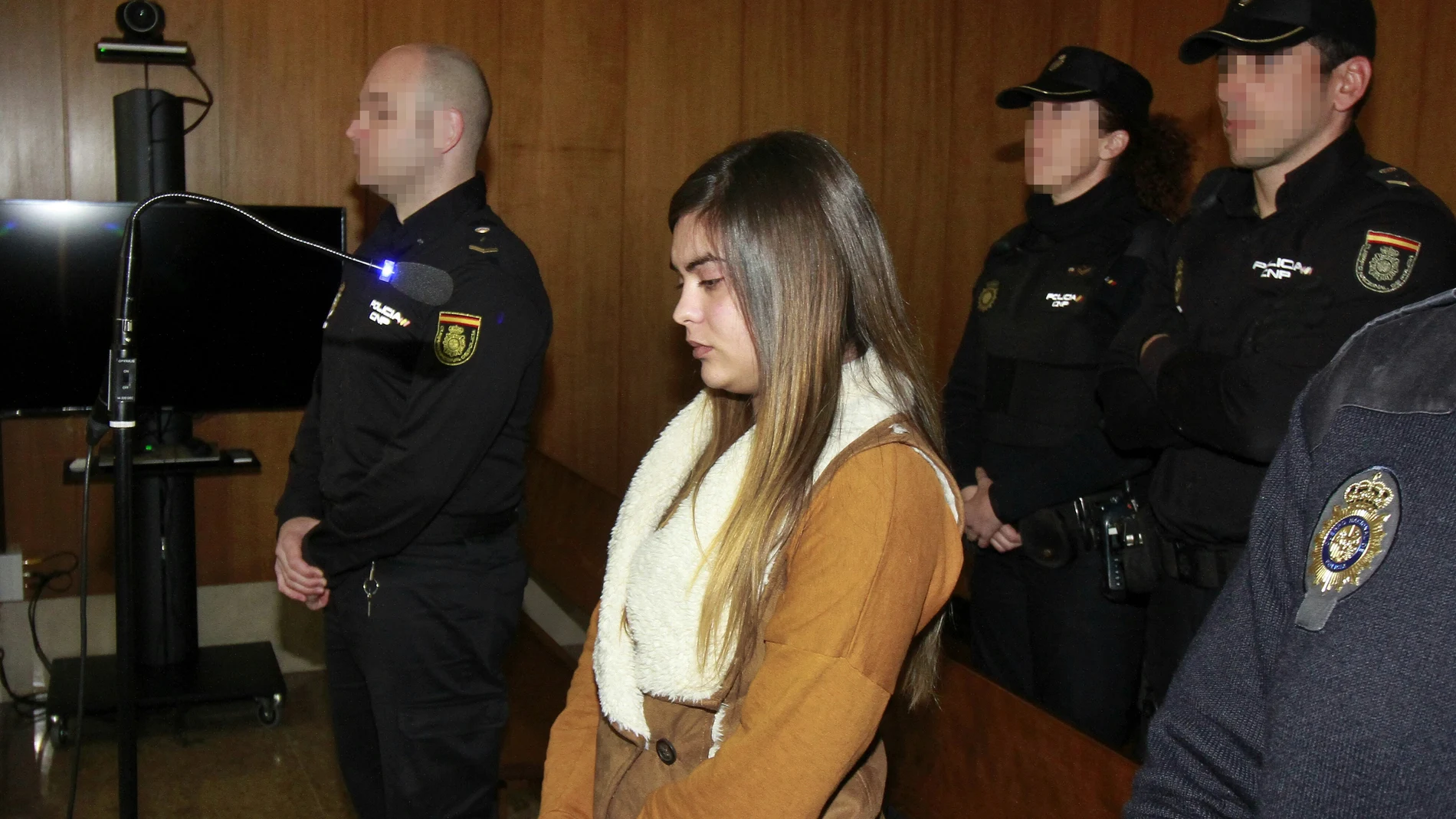 La joven durante el juicio