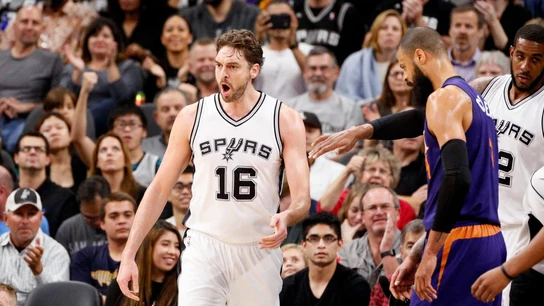 Pau Gasol celebra una canasta contra los Phoenix Suns Pau Gasol celebra una canasta contra los Phoenix Suns