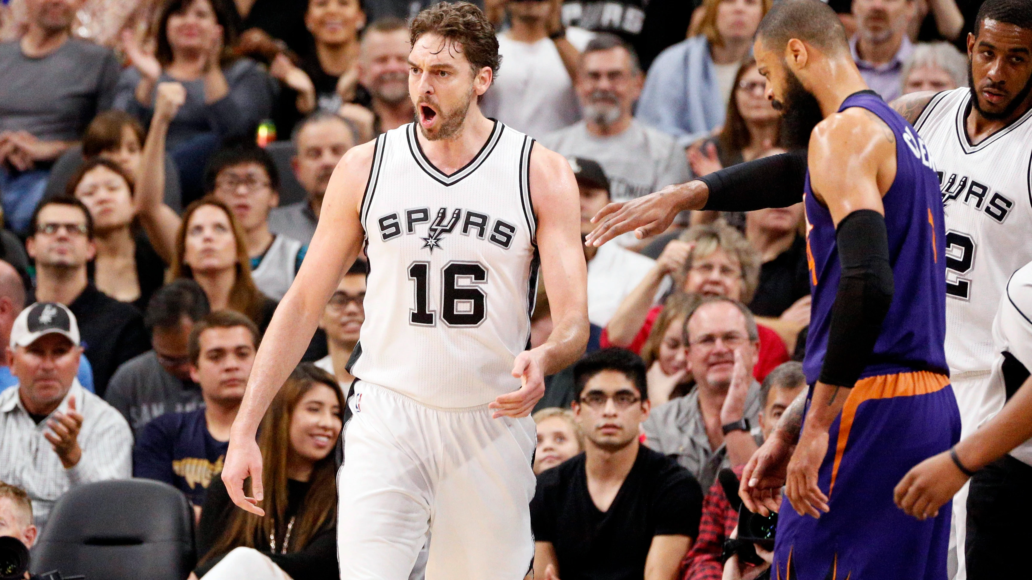 Pau Gasol celebra una canasta contra los Phoenix Suns