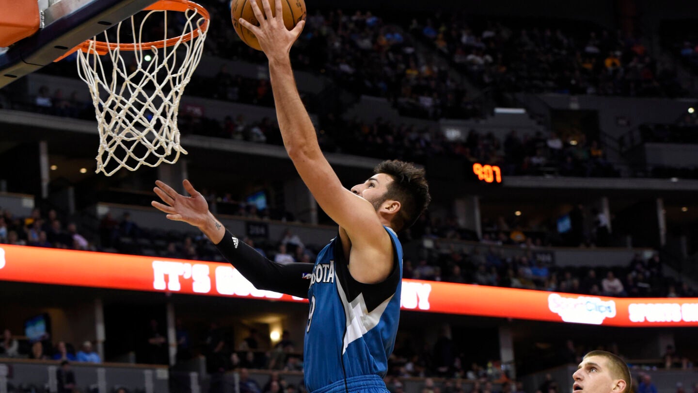 Ricky Rubio hace una bandeja ante los Denver Nuggets