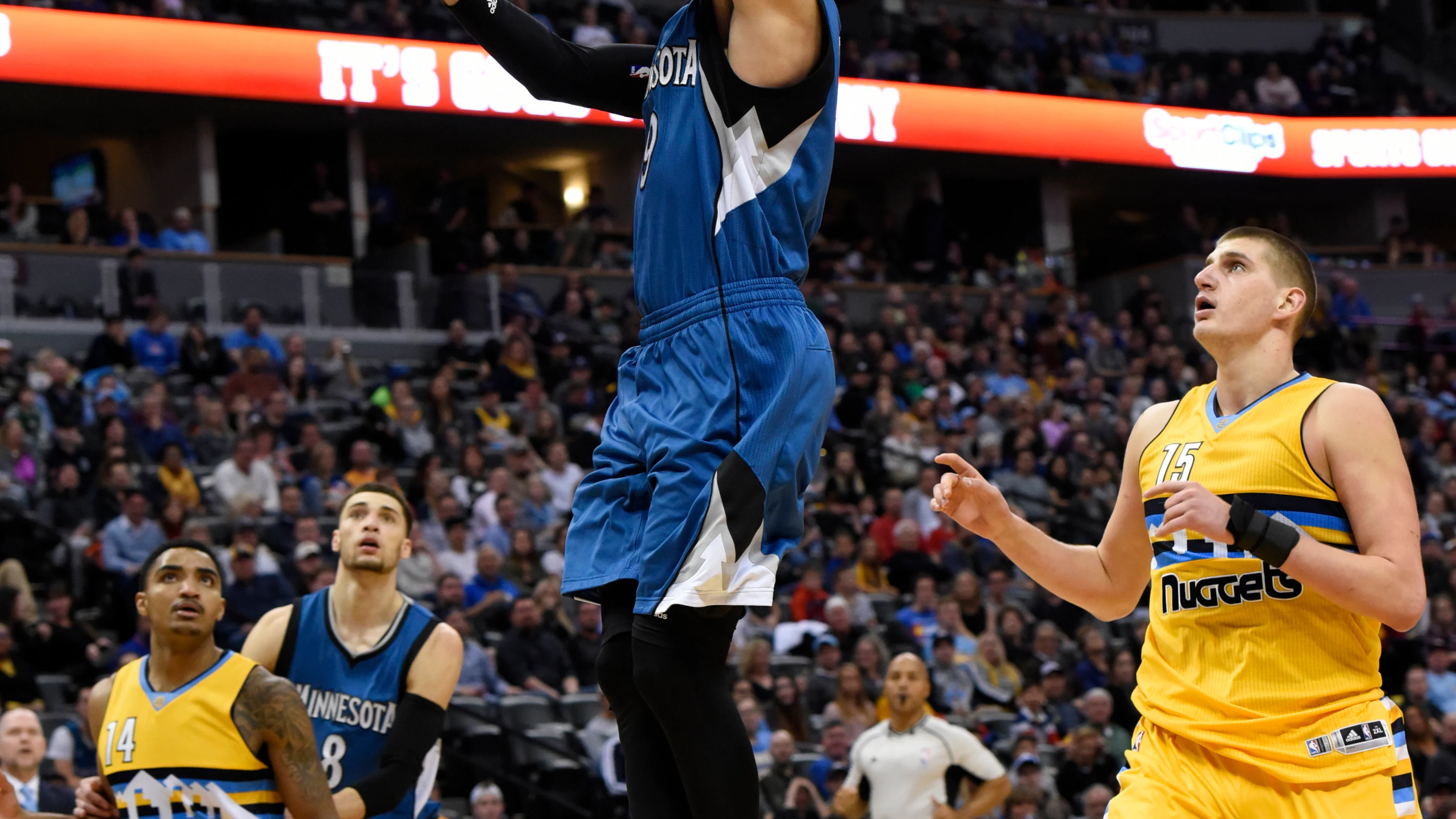 Ricky Rubio hace una bandeja ante los Denver Nuggets