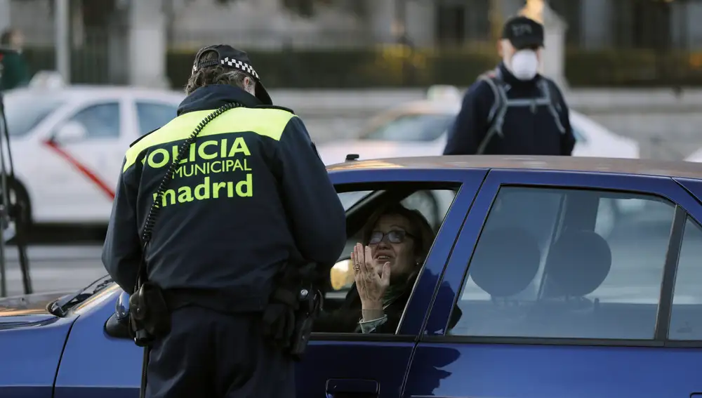 Controles policiales en Madrid para evitar la circulación de matrículas par