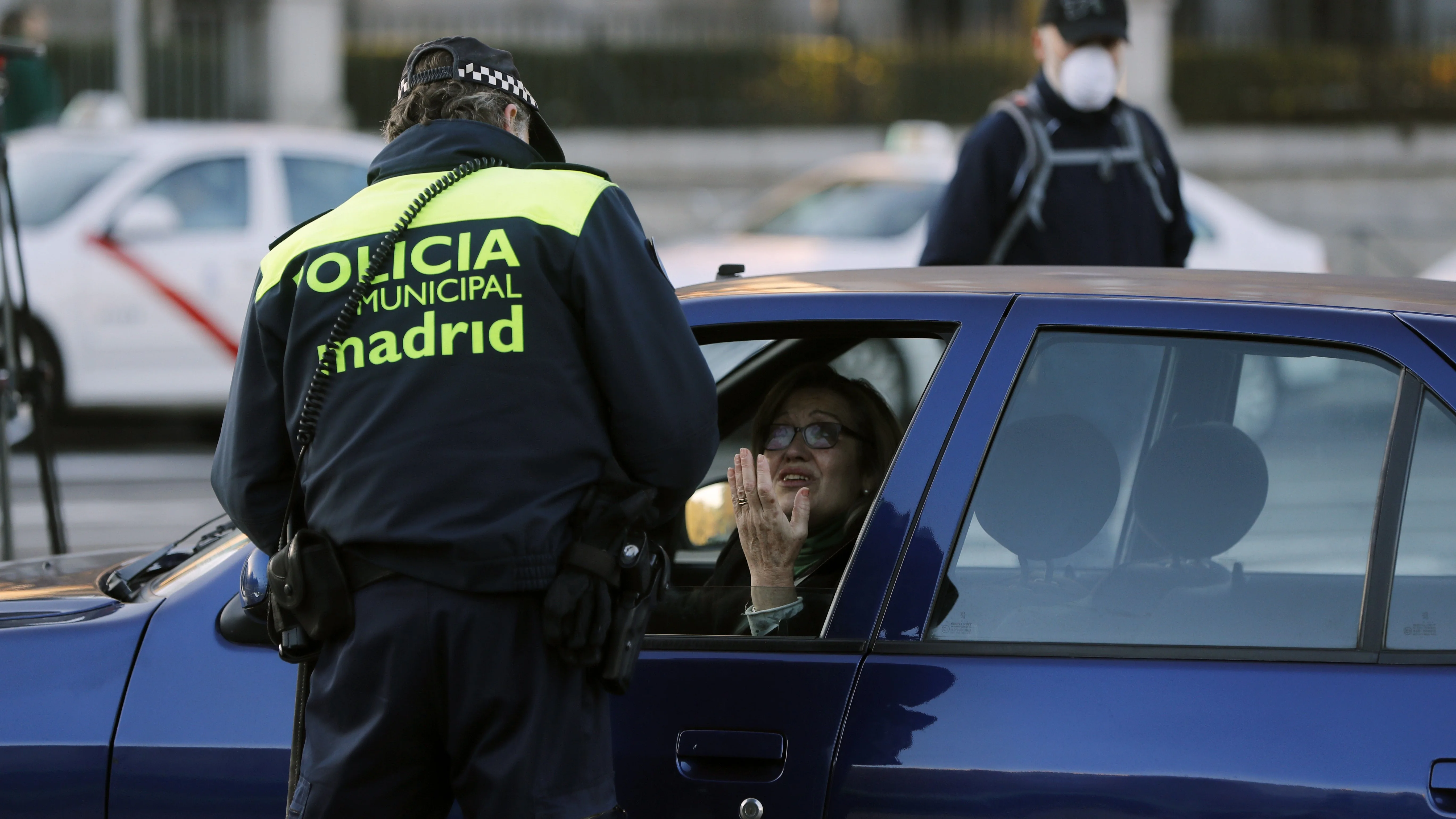 Controles policiales en Madrid para evitar la circulación de matrículas par