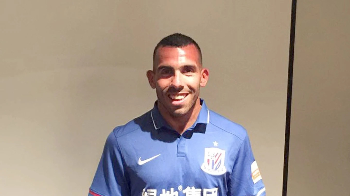 Carlos Tévez posa con la camiseta del Shanghai Shenhua Carlos Tévez posa con la camiseta del Shanghai Shenhua