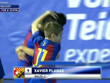 Xavi Planas celebra el segundo gol con sus compañeros Xavi Planas celebra el segundo gol con sus compañeros