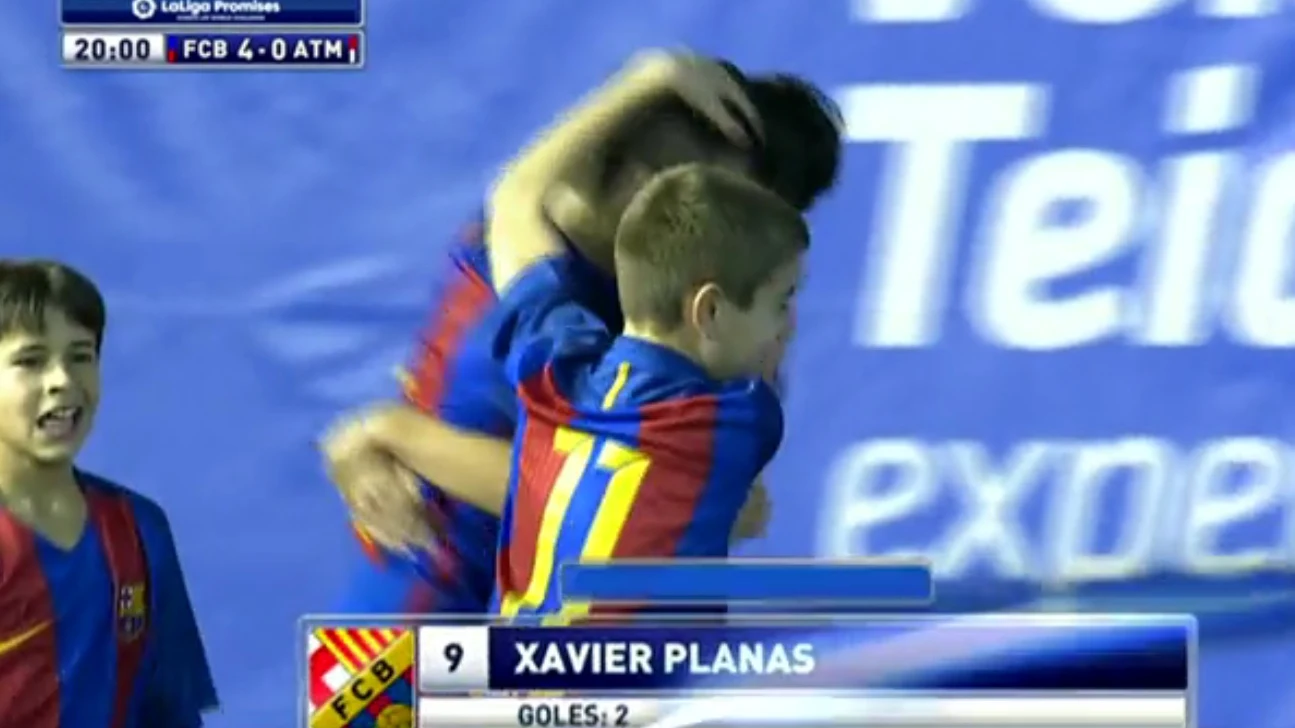 Xavi Planas celebra el segundo gol con sus compañeros 