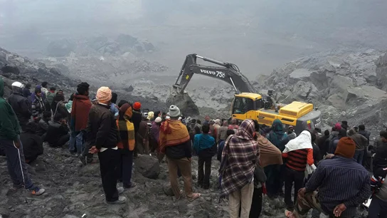 Un grupo de personas observa los trabajos de los equipos de rescate en el lugar donde se ha producido el derrumbe de una mina en el distrito de Godda en la India Un grupo de personas observa los trabajos de los equipos de rescate en el lugar donde se ha producido el derrumbe de una mina en el distrito de Godda en la India