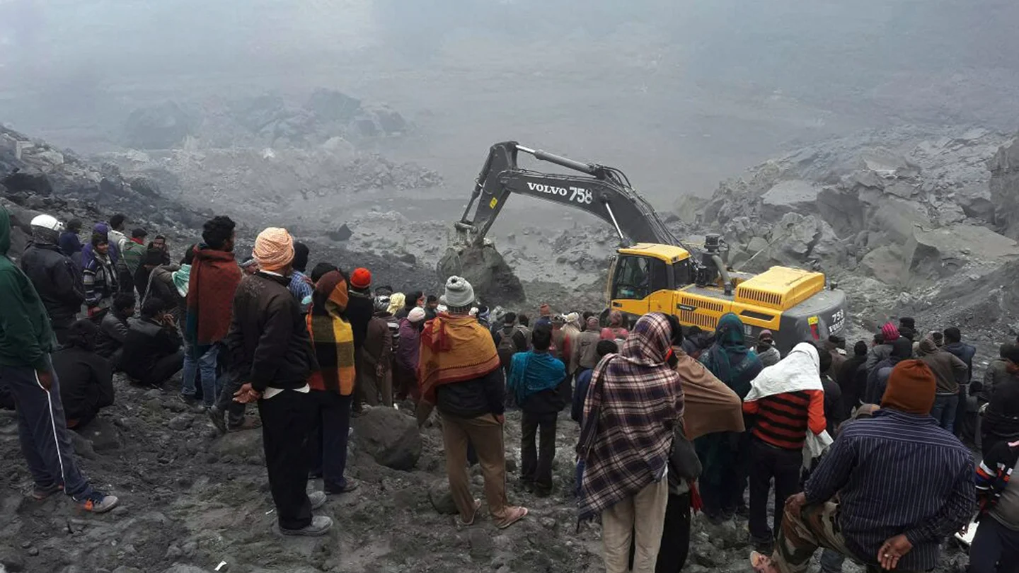 Un grupo de personas observa los trabajos de los equipos de rescate en el lugar donde se ha producido el derrumbe de una mina en el distrito de Godda en la India Un grupo de personas observa los trabajos de los equipos de rescate en el lugar donde se ha producido el derrumbe de una mina en el distrito de Godda en la India