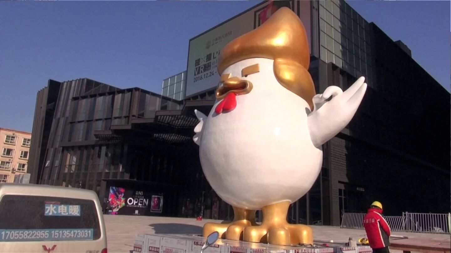 Imagen de la estatua caricaturesca de Trump 