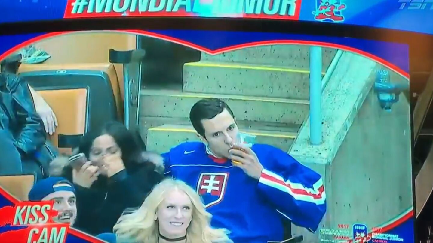 Un hombre besa a su cerveza
