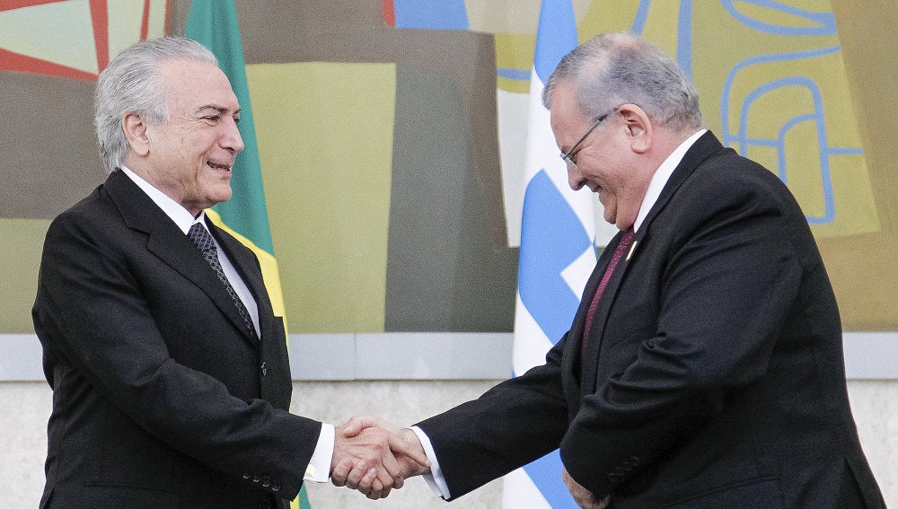 El mandatario Michel Temer con el embajador de Grecia en Brasil, Kyriakos Amiridis