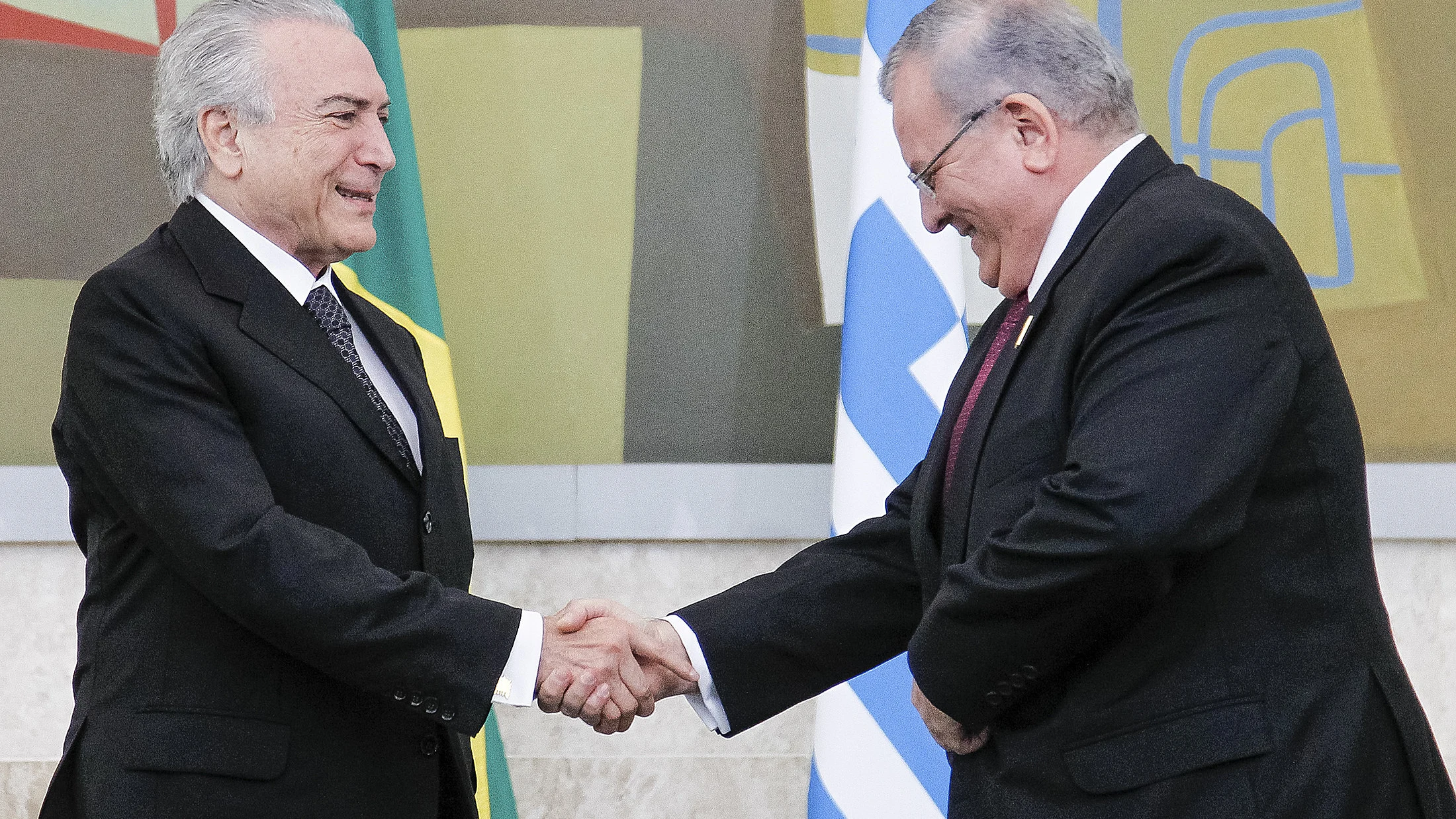 El mandatario Michel Temer con el embajador de Grecia en Brasil, Kyriakos Amiridis