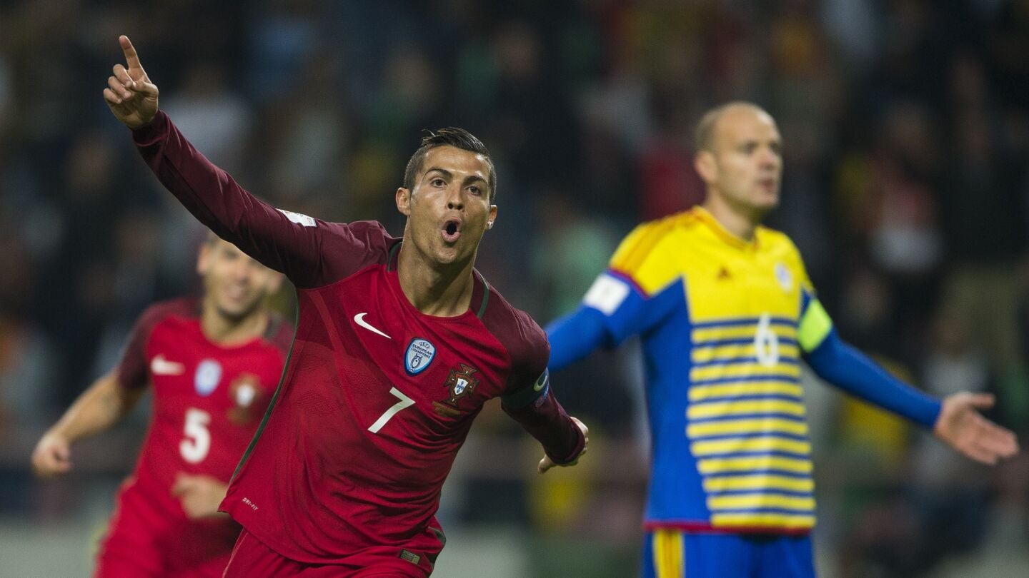 Cristiano Ronaldo recibe el galard&oacute;n de Mejor Goleador Internacional de 2016 por la IFFHS