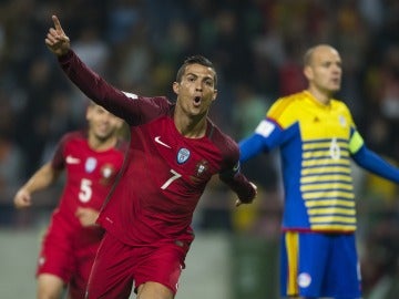 Cristiano Ronaldo recibe el galardón de Mejor Goleador Internacional de 2016 por la IFFHS Cristiano Ronaldo recibe el galardón de Mejor Goleador Internacional de 2016 por la IFFHS