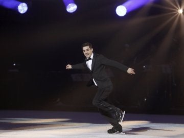 El espectáculo de Javier Fernández alumbra Madrid por un 2017 con "más pistas de hielo" El espectáculo de Javier Fernández alumbra Madrid por un 2017 con "más pistas de hielo"