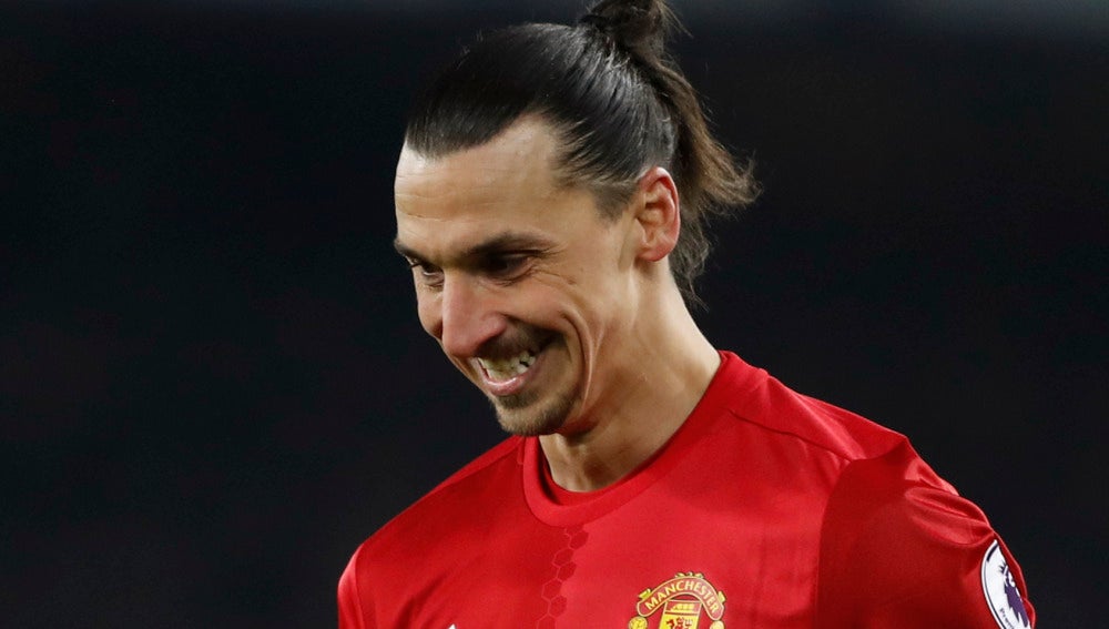 Zlatan Ibrahimovic sonríe durante un partido con el United