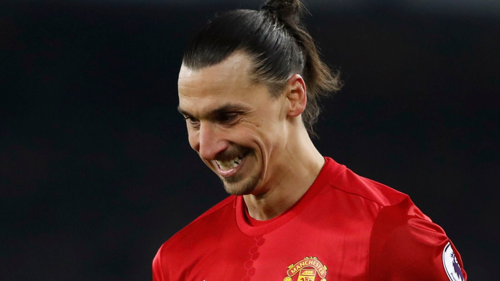 Zlatan Ibrahimovic sonr&iacute;e durante un partido con el United