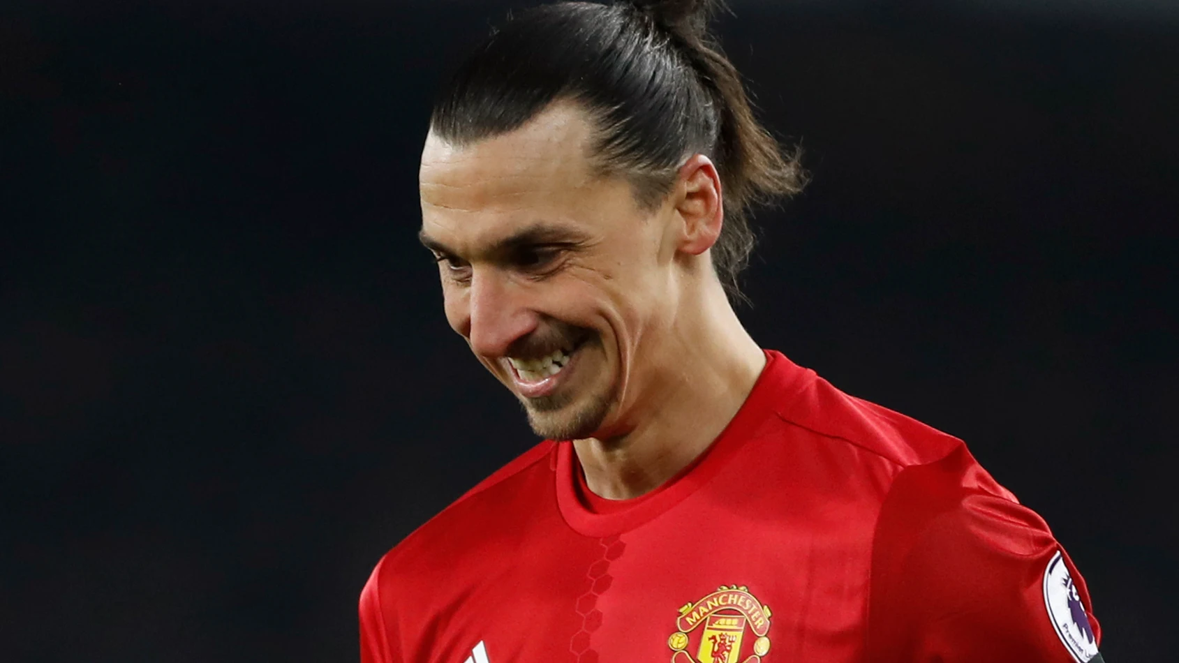 Zlatan Ibrahimovic sonríe durante un partido con el United