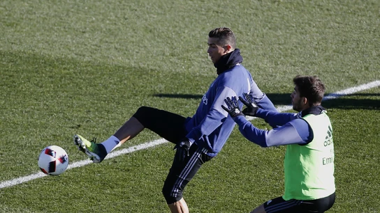 Cristiano Ronaldo intenta controlar el balón durante un entrenamiento Cristiano Ronaldo intenta controlar el balón durante un entrenamiento